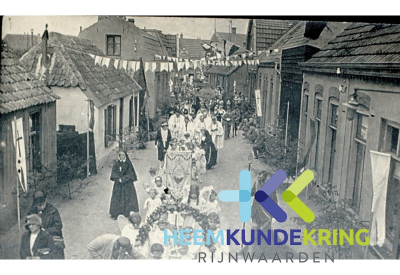 Prosessie 1928Koningdijk (dorpsdijk Links huis Wolsink -Hesseling G.pastoor rechts Th Pastoor - Beehhuijsen